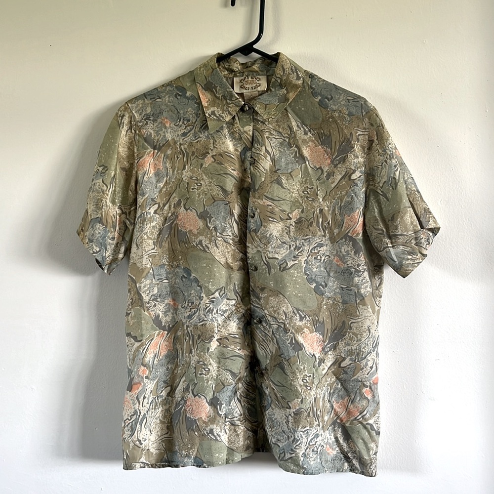 Vintage 100% silk pale green abstract short sleeve button down blouse top